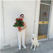 Studentessa universitaria impartisce lezioni di doposcuola per bambini delle elementari, ragazzi delle medie e superiori